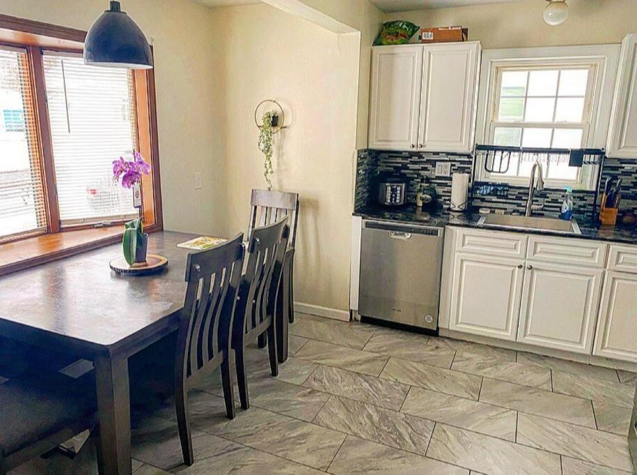 Adorable&Cozy Suburban Home Mins From Dwtn/Airport โรเชสเตอร์ ภายนอก รูปภาพ